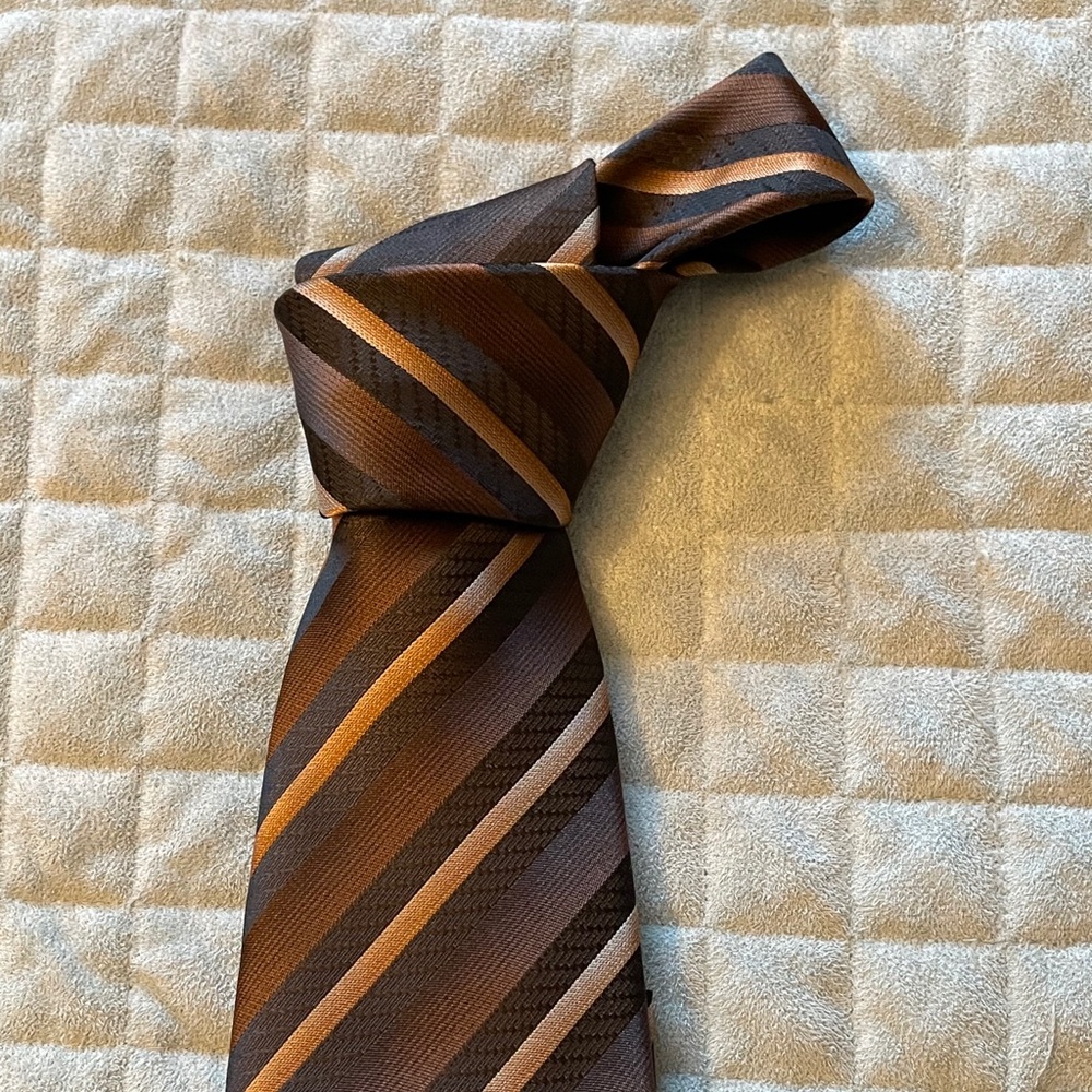 Brown tie and matching pocket square.